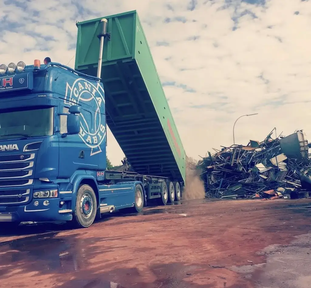 LKW mit Kippauflieger lädt Metallschrott auf dem Werkhof ab