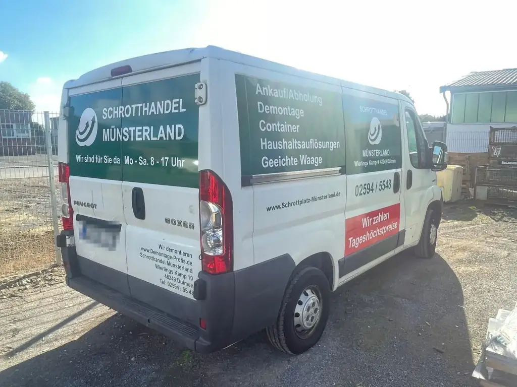 Transporter von Schrotthandel Münsterland mit der Beschriftung Ankauf, Abholung, Demontage und Container
